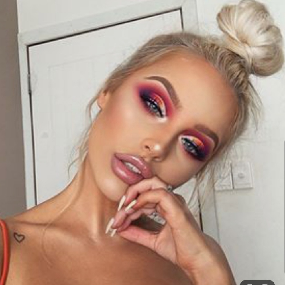🤍🌟ELECTRO RED Medusa Makeup Shadow NWT - Picture 5 of 9